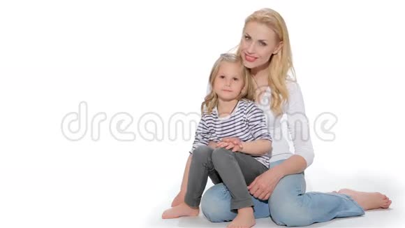 女孩儿和妈妈伸出大拇指视频的预览图