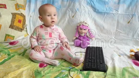 婴儿坐在电脑键盘附近视频的预览图