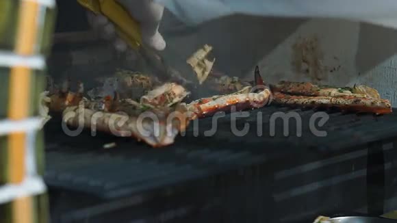 美味的螃蟹触角在餐厅的一个大烤箱里烤烤红螃蟹特写视频的预览图