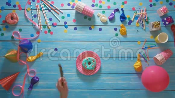 顶景男用生日甜甜圈吃饭视频的预览图