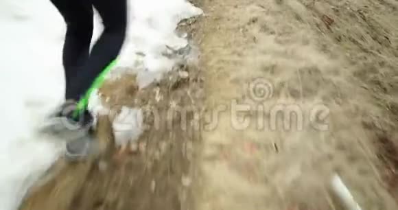 运动员穿过雪道后面跟着真正的人成人田径运动员秋季或视频的预览图