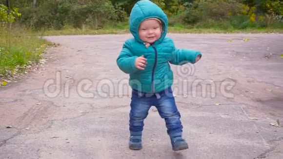 一只耳朵的老男孩跑在秋天的公园里微笑着慢动作万向节视频的预览图