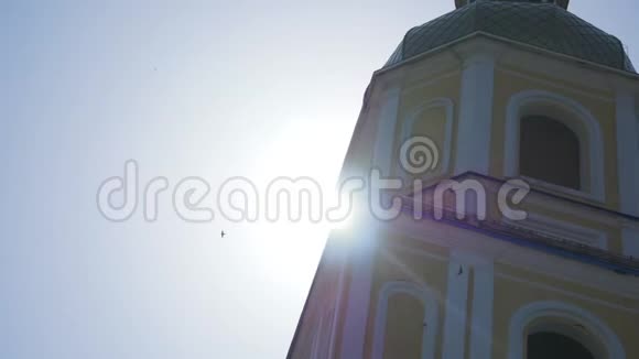 蓝天背景下的黄色教堂墙视频的预览图