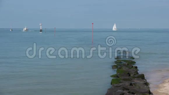 法国特鲁维尔海岸的码头和船只视频的预览图