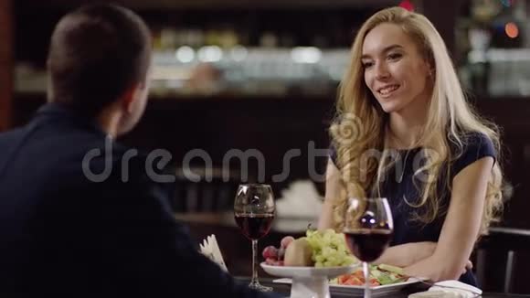 男人和女人在咖啡厅喝红酒视频的预览图