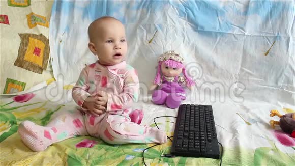 婴儿坐在电脑键盘附近视频的预览图