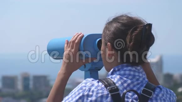 游客通过望远镜在索契年轻女子背着背包从高塔上望着望远镜视频的预览图
