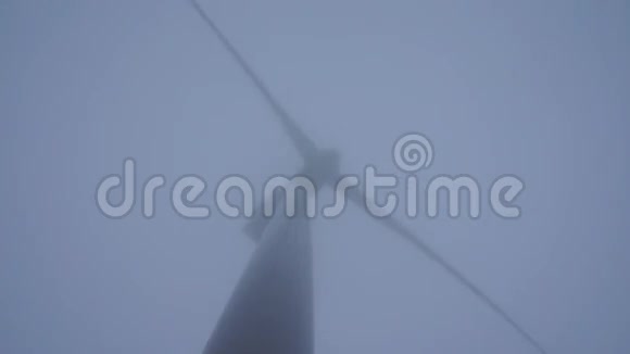 雾中的风力涡轮机视频的预览图