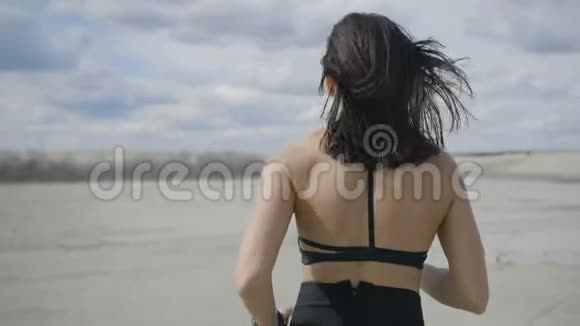 女人正沿着湖岸奔跑视频的预览图