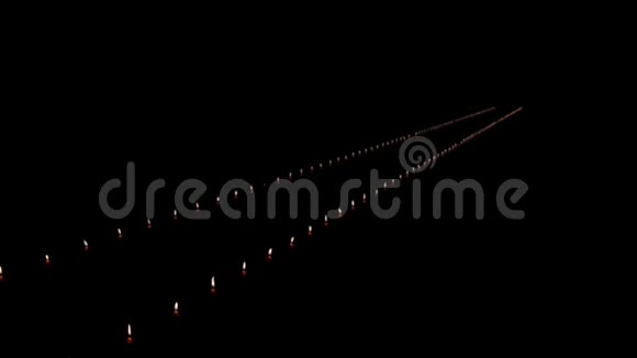 黑暗中一条长长的蜡烛之路视频的预览图
