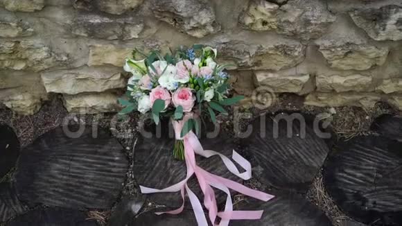 白色和粉红色玫瑰花束新娘的婚礼花束新人的晨间准备花卉视频的预览图