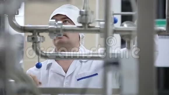 工厂工程师在工作期间检查实验室管道视频的预览图