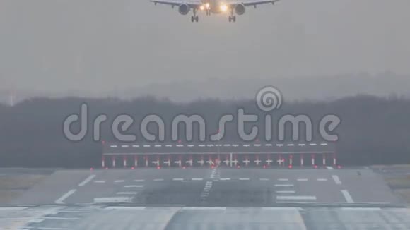 一架白色客机降落在机场跑道跑道上视频的预览图
