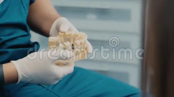 牙医显示病人的颌骨支架正畸模型视频的预览图