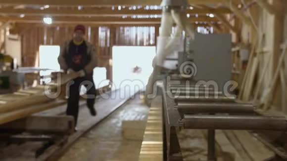 木工在木材厂的精炼机上放置木材木板视频的预览图