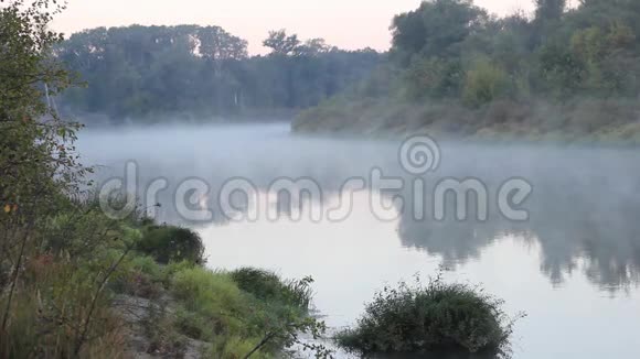 清晨河上的晨雾弥漫视频的预览图