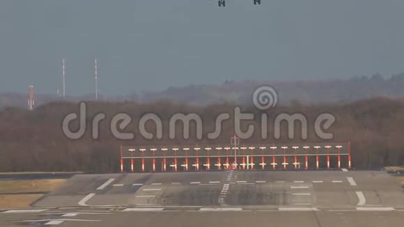 大白客机降落并在机场起飞降落跑道视频的预览图