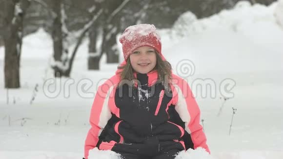 快乐的孩子在雪地里玩耍的慢动作快乐的女孩在冬日外面玩得开心视频的预览图