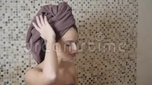 迷人的女人在哈曼土耳其蒸汽浴室与瓷砖罗马风格放松视频的预览图