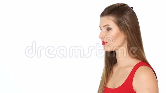 嘴唇红的女人捧着多汁的梨子视频的预览图
