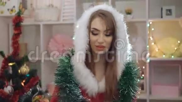 穿着雪少女套装的女子身穿4K圣诞装饰视频的预览图