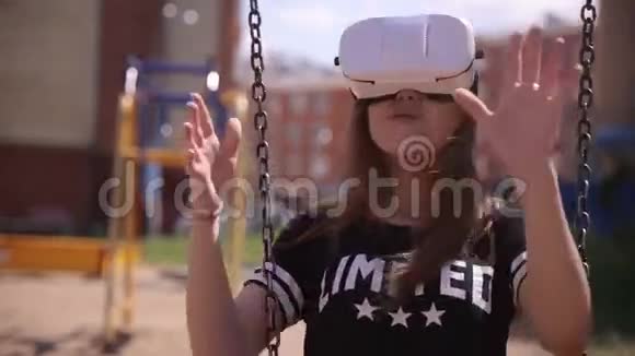 年轻女子享受VR吸引兴奋与现实的图形和感觉提供的虚拟现实头套视频的预览图