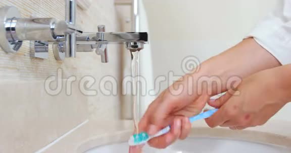 把女人的手洗干净刷牙视频的预览图
