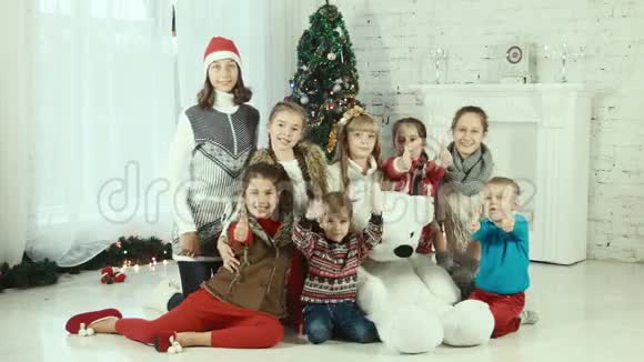 圣诞树背景下的儿童组视频的预览图