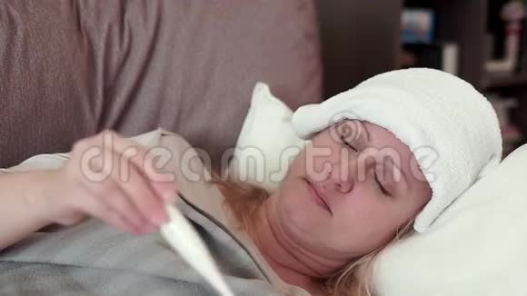 女人躺在沙发上她感冒了头痛视频的预览图