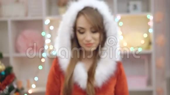 快乐的女人穿着迷人的雪少女套装展示4K圣诞玩具视频的预览图