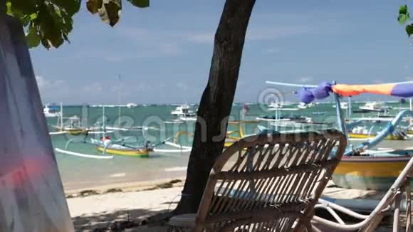 情侣度假地点美丽的热带空海滩场景有两把椅子非常适合情侣和情侣或视频的预览图