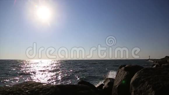 海水海浪和岩石景观视频的预览图