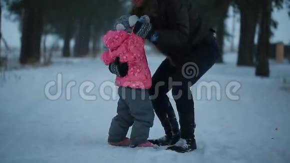 父亲和他的小女儿晚上在冬季公园跳舞视频的预览图