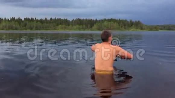 人在水里钓鱼直到他的腰视频的预览图
