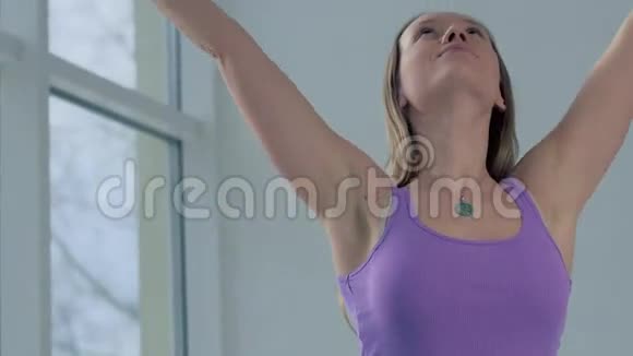 女人在瑜伽练习后放松视频的预览图