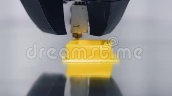 现代3D打印机的三维模型的创建特写镜头4K视频的预览图