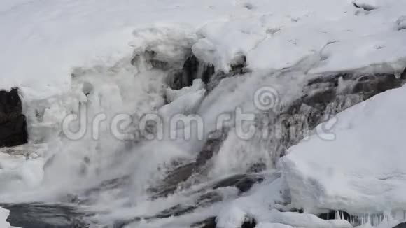 迈尔斯利夫县雪和融水的快速流动瀑布视频的预览图