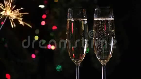 圣诞装饰品和两个香槟杯视频的预览图