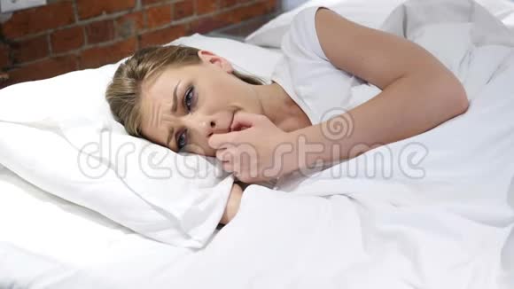 晚上睡在床上不舒服的女人不安视频的预览图