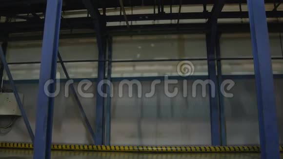轮胎生产车间的大型机器和设备视频的预览图