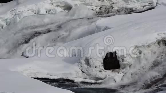 迈尔斯利夫县雪和融水的快速流动瀑布视频的预览图