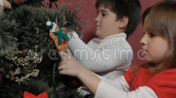 孩子们装饰圣诞树视频的预览图
