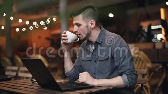 男人喝咖啡和读书视频的预览图
