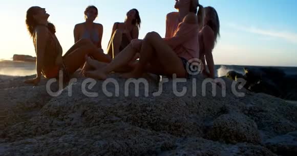 女排队员在沙滩上放松4k视频的预览图