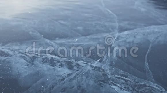 戴手套的人猛击冰面慢动作相机在冰后移动一块冰真的视频的预览图