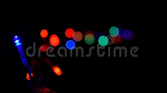 圣诞节新年闪烁LED灯线黑色背景视频的预览图