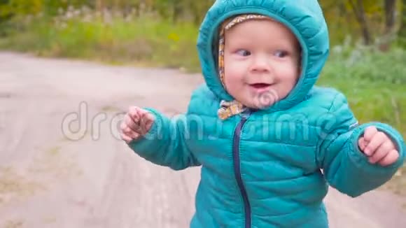 一只耳朵的老男孩跑在秋天的公园里微笑着慢动作万向节视频的预览图