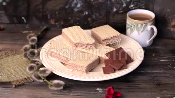 在木桌上的盘子上放巧克力华夫饼手折柳树静物视频的预览图