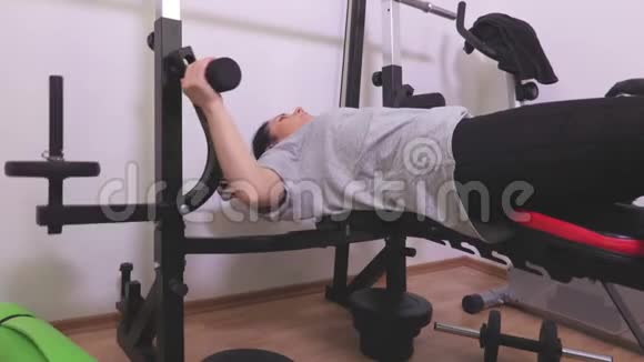 女子在健身房锻炼教练视频的预览图