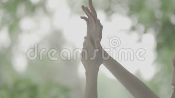 美丽的女人双手在模糊的背景上视频的预览图